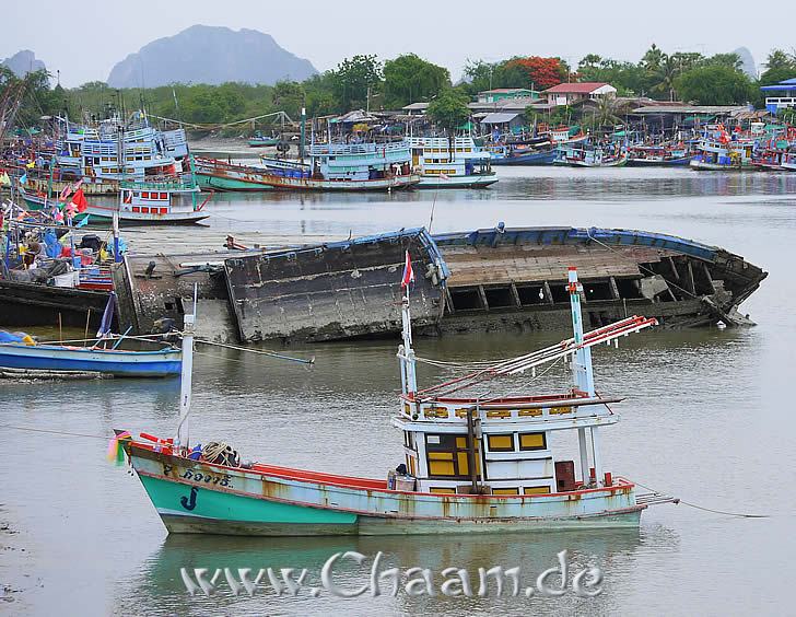 Schiffswrack im Hafen von Cha-Am