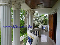 Vorderer Balkon der Cha-Am Luxus Villa in Thailand