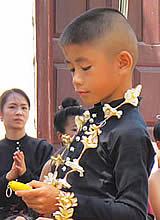 Junge in traditionellen buddhistischen Kleidern