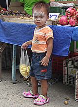 Kleiner Junge auf Markt im Fischerdorf Cha-Am