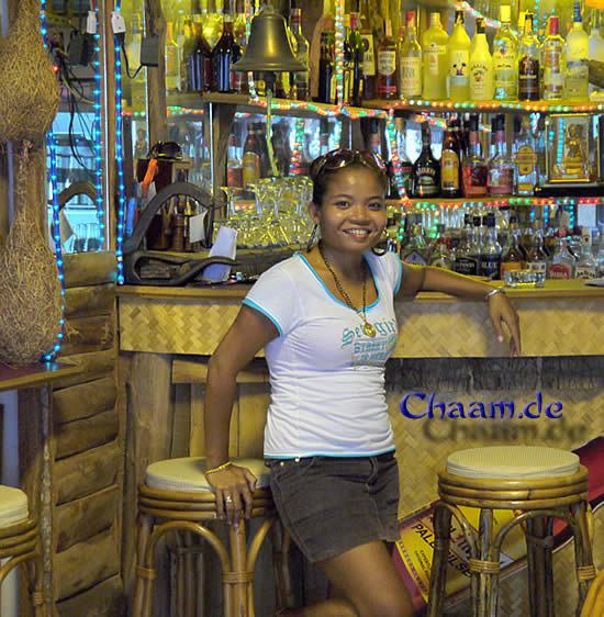 Om, die Besitzerin von Robinson Crusoes Bar