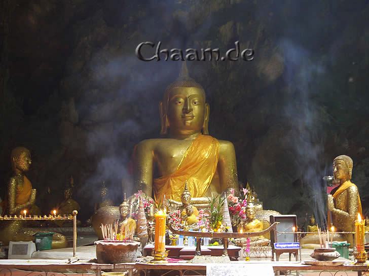 Räucherstäbchen und Buddha in Tham Khao Luang Phetchaburi