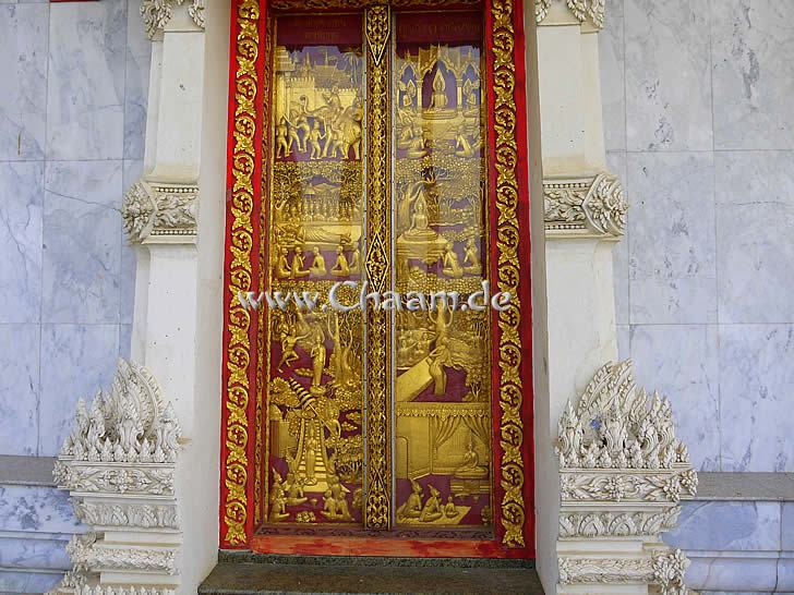 Goldene Eingangstür im thailändischen Tempel in Cha-Am