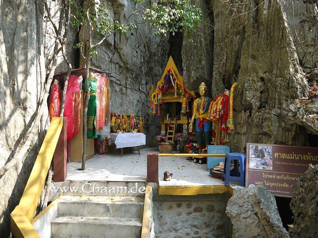 Schrein und Altar im Khao Nang Phanthurat Cha-Am