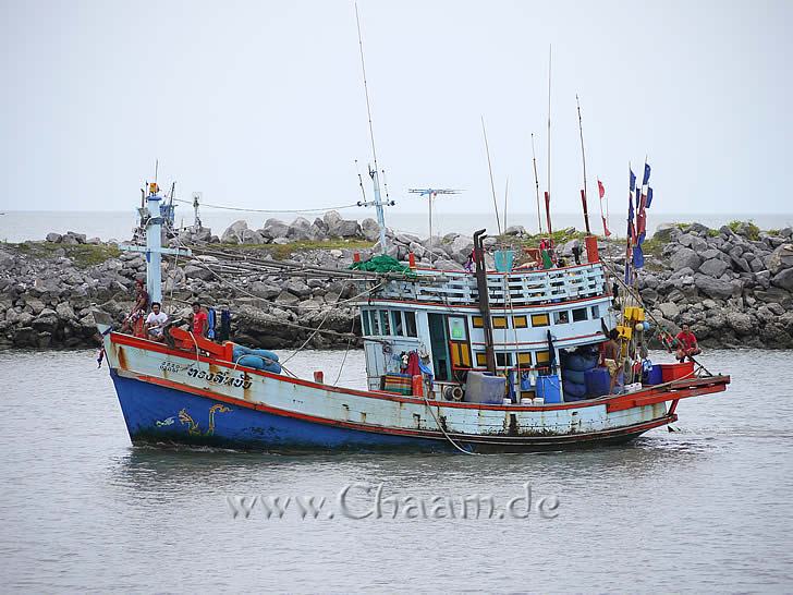Fischkutter fährt in Cha-Am Hafen