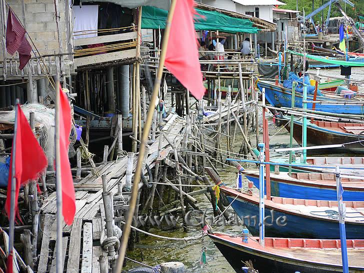 Fischerboote in Cha-Am an Holzsteg