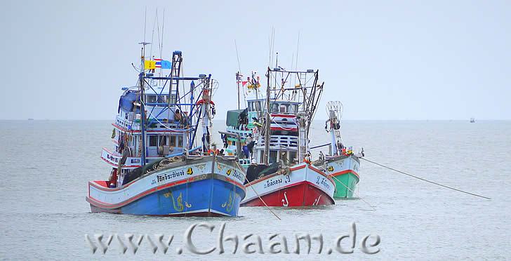 Fischerboote in Cha-Am ankern vor dem Hafen