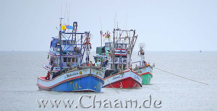 Fischerboote in Cha-Am ankern vor dem Hafen