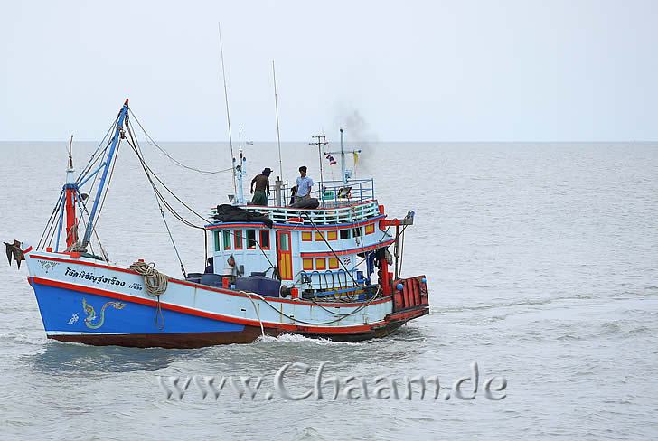 Traditionelle thailändische Holzboote für Fischfang