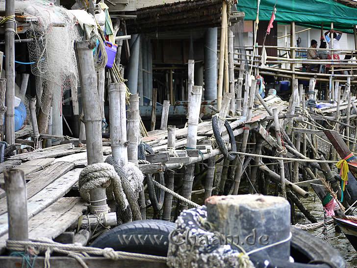 Morsche Holzstege im Hafen von Cha-Am