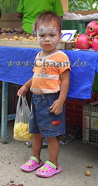 Kleiner Junge auf dem Markt Cha-Am