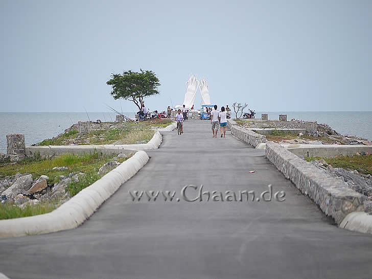 Promenade zum Tintenfisch Denkmal in Cha-Am