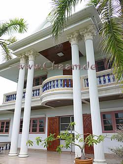 Villa mit Balkon und Seeblick