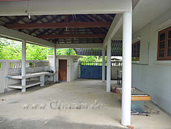 Hinterer Carport mit Außenküche und WC