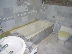 Badezimmer aus Marmor gefliest