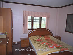 Schlafzimmer 1 mit zwei Fenstern