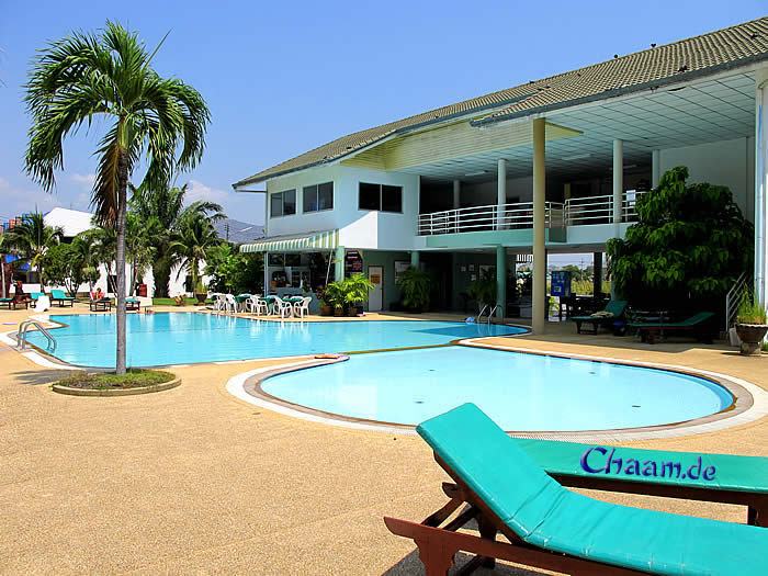Swimmingpool in Cha-Am mit Bar