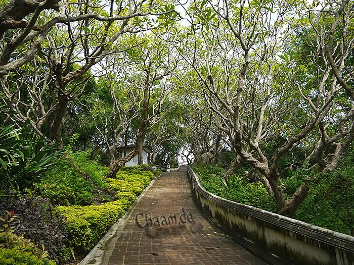 Gepglegte Wege in der Tempelanlage Phra Nakhon Khiri in Phetchaburi