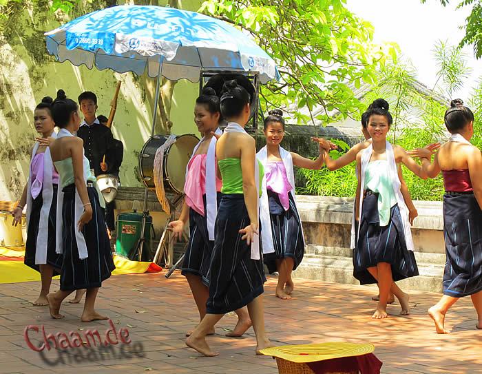 Junge thailändische Frauen beim Tempeltanz