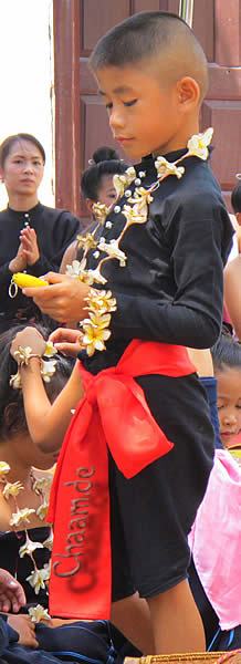 traditionell gekleiderter Thai Junge