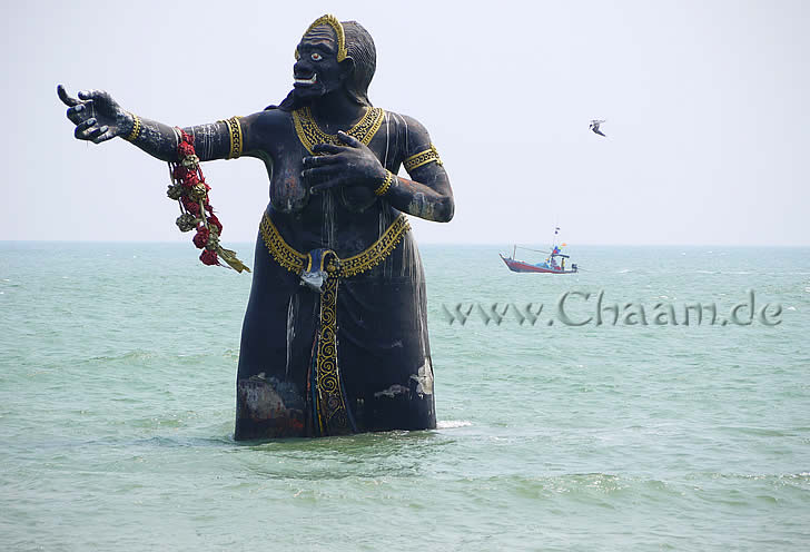 Pee Seua Samut 6 Meter große Figur im Wasser