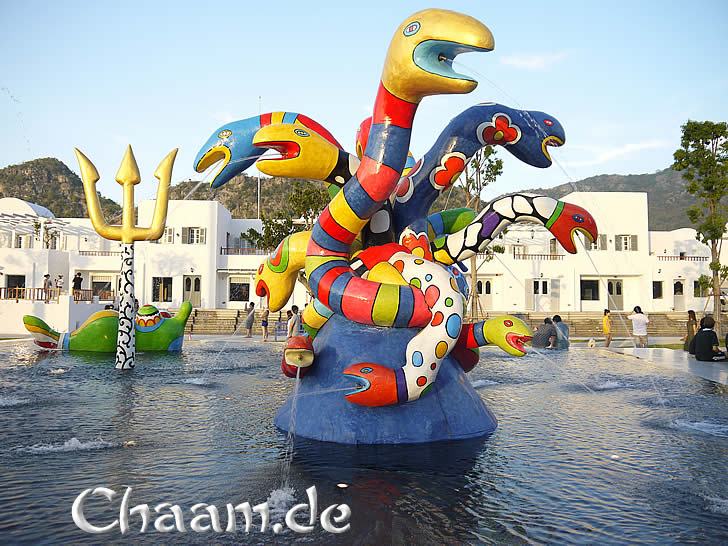 Moderne Skulpturen im Santorini Park Thailand