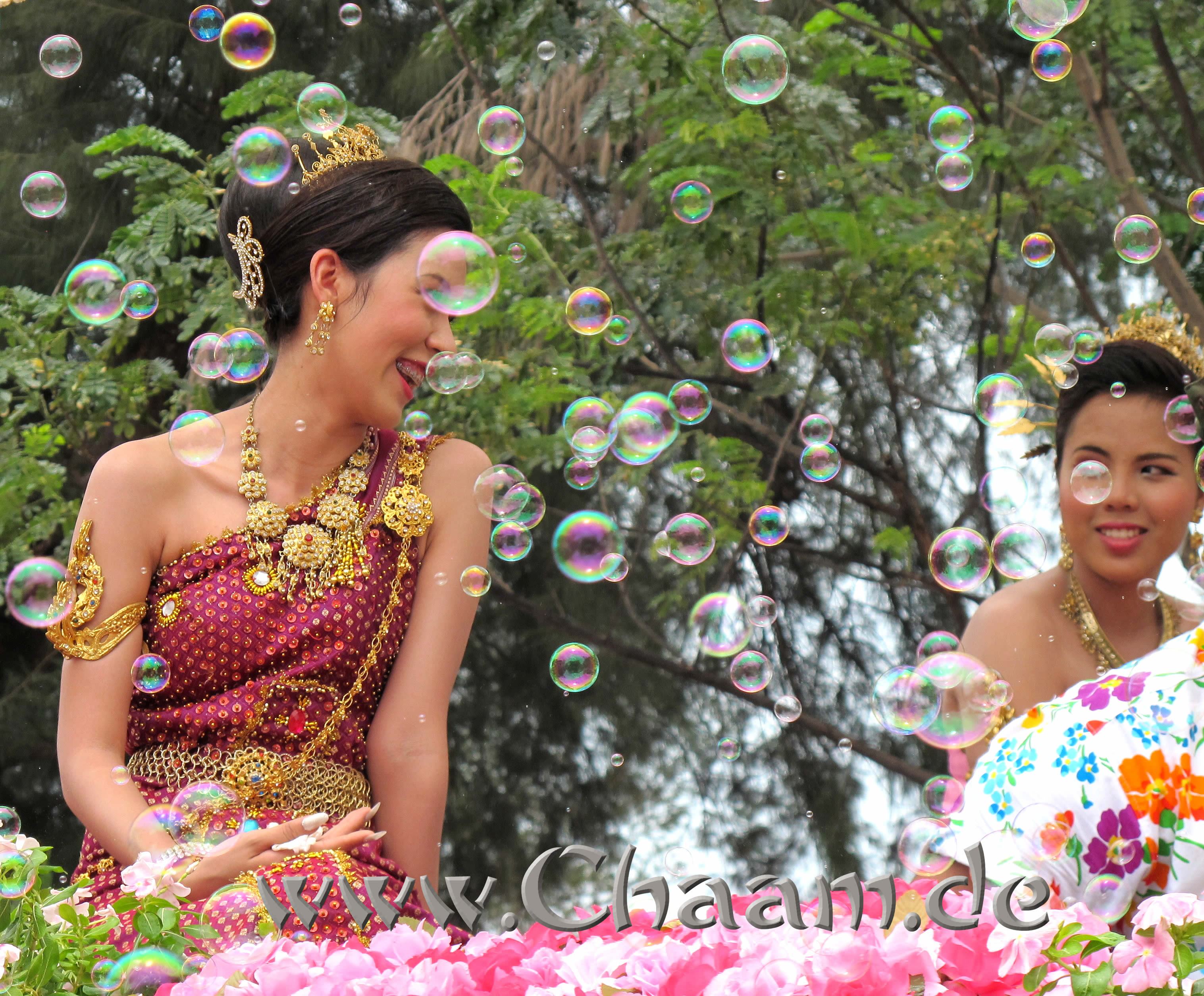 Zwei hübsche Thai Frauen zu Songkran
