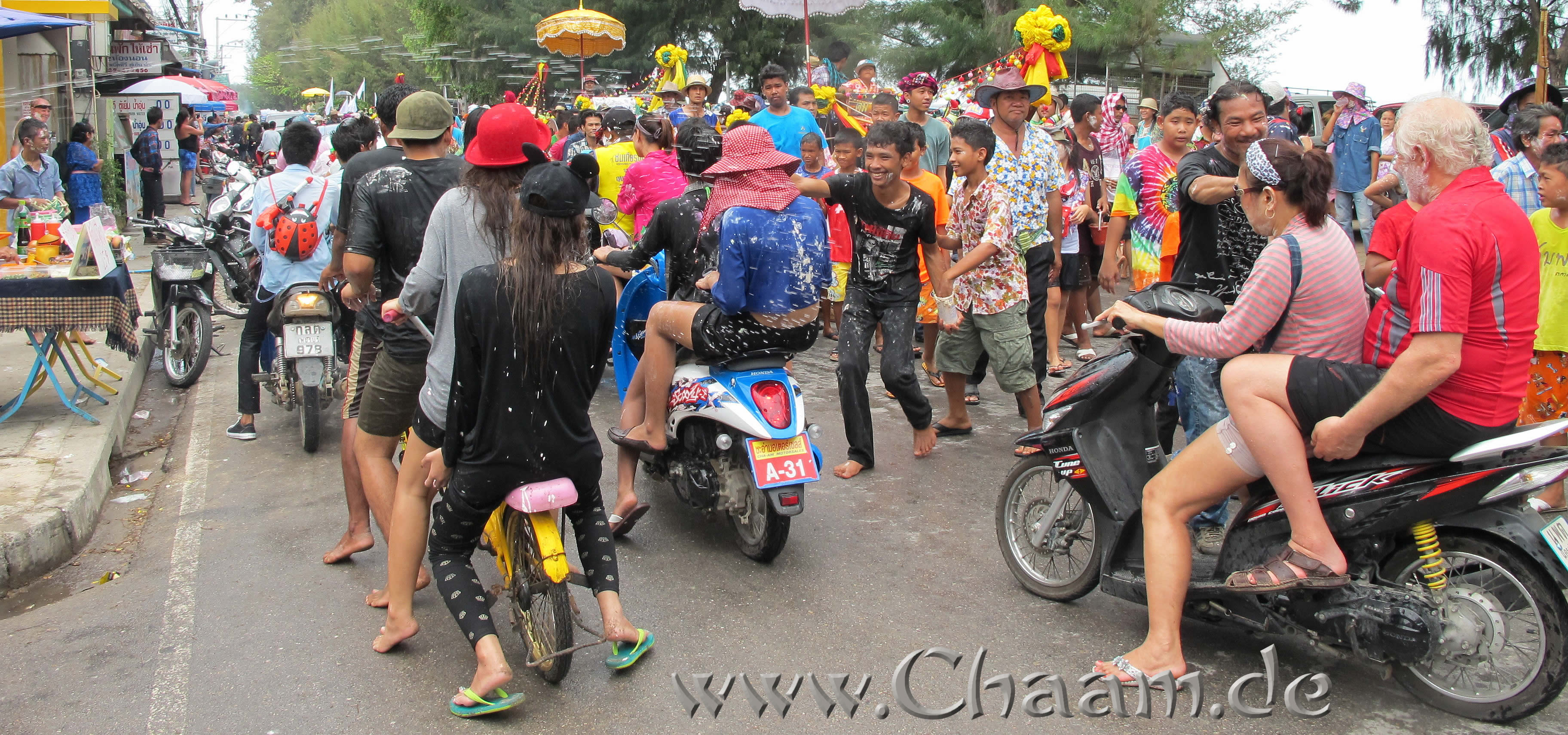 Menschen auf der Straße - Songkran