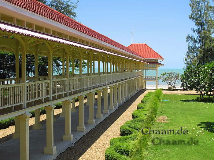 Der Teakholz Palast am Meer von Thailand