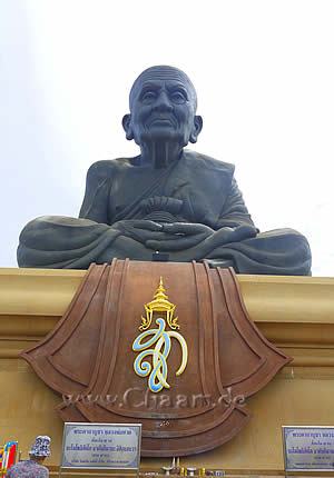 Luang Pu Thuat auf Sockel